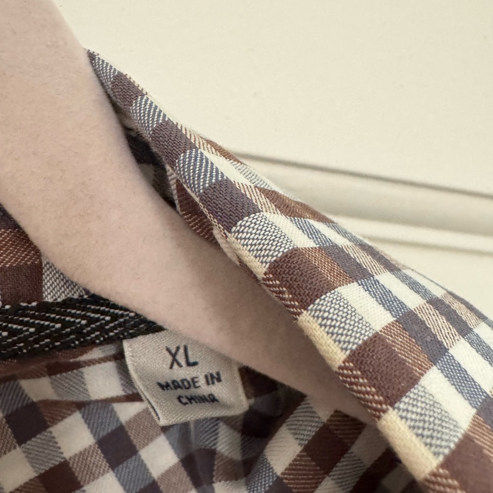Men’s short sleeve button down. Size XL